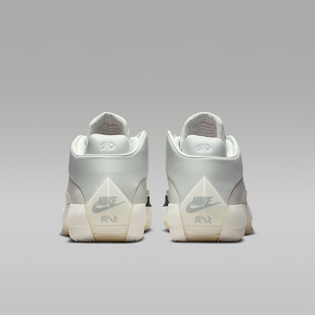 40 "Wolf Grey" Basketball Sneakers- Responsive Cushioning And Enhanced Traction