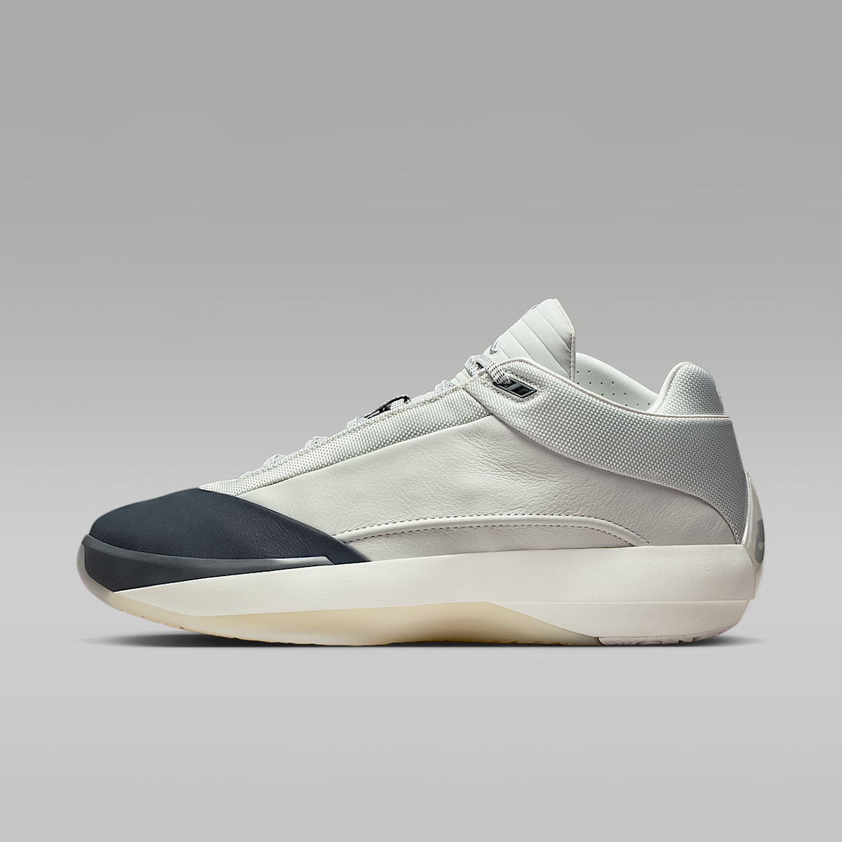40 "Wolf Grey" Basketball Sneakers- Responsive Cushioning And Enhanced Traction