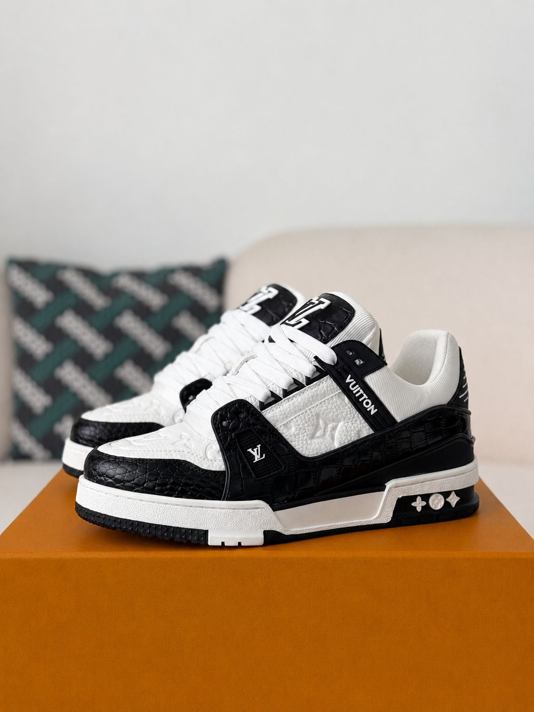 LV Trainer Black White Collection