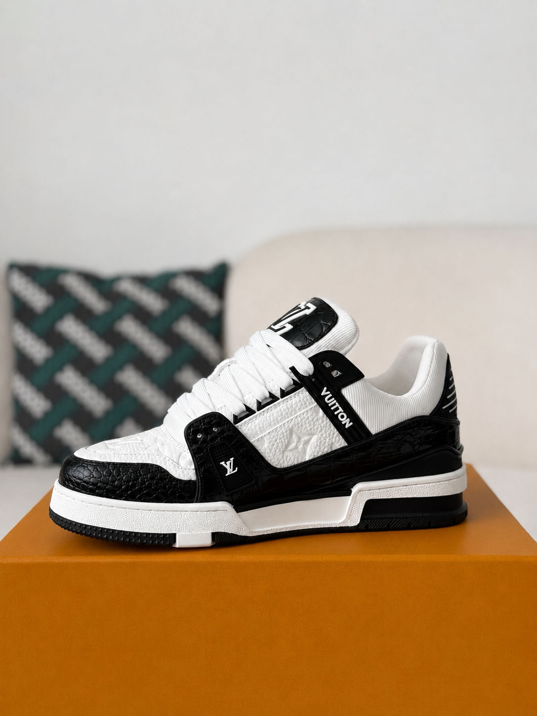 LV Trainer Black White Collection